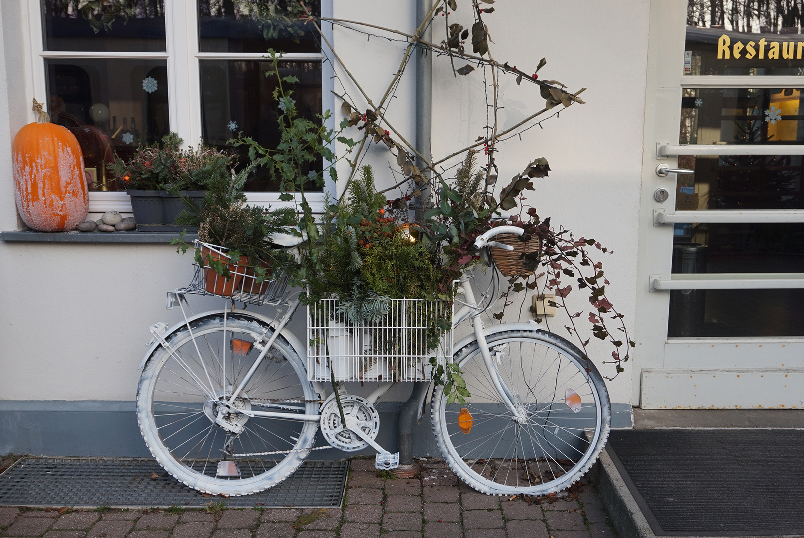 Blumenrad auf einem Bahnhof