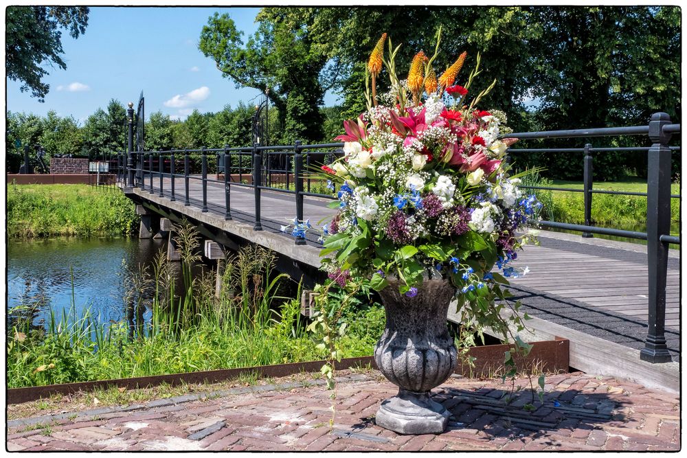 Blumenschmuck am Burggraben