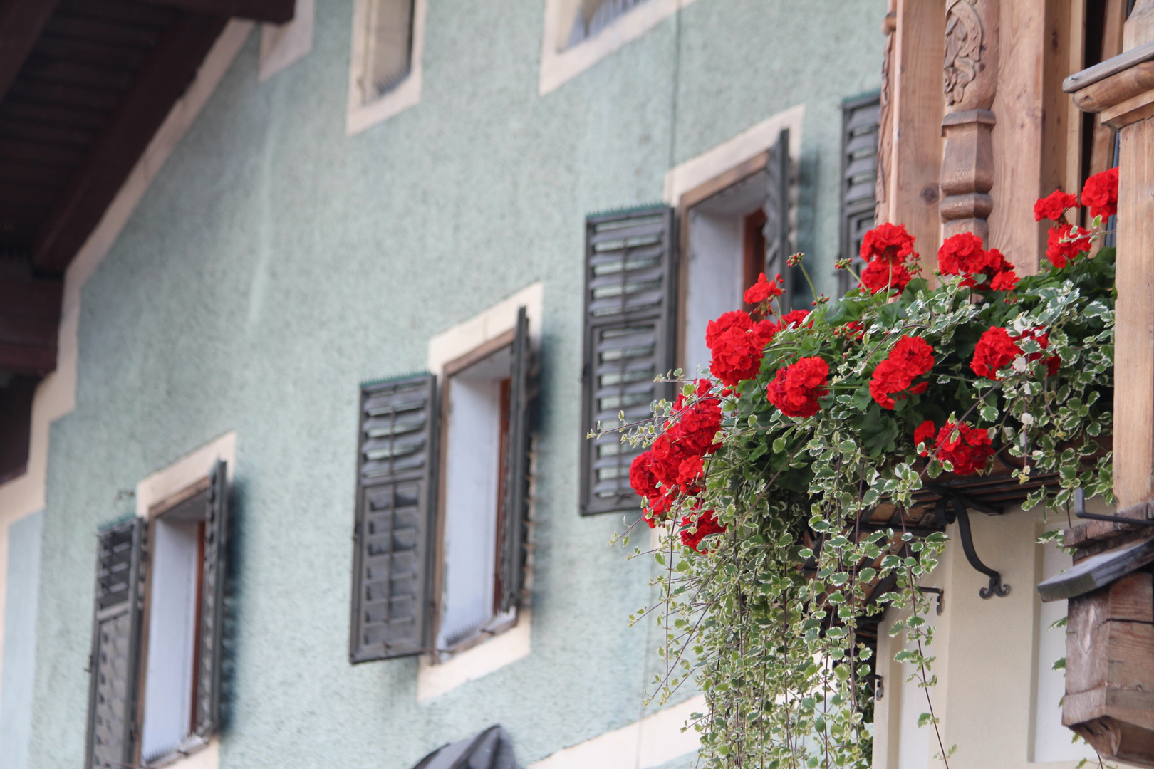 Blumenschmuck am Haus - Teil der Tradition am Land