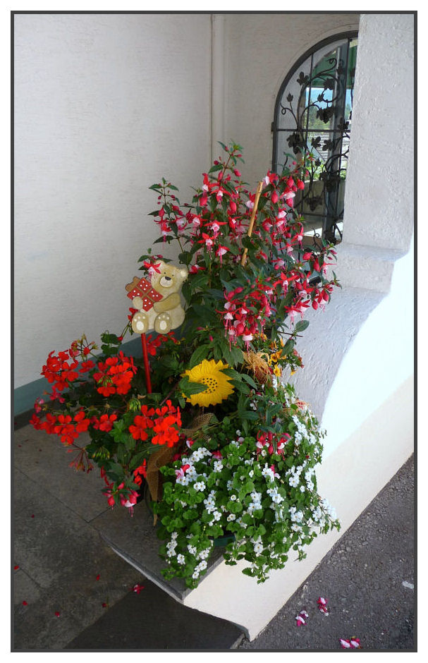 Blumenschmuck am Hauseingang