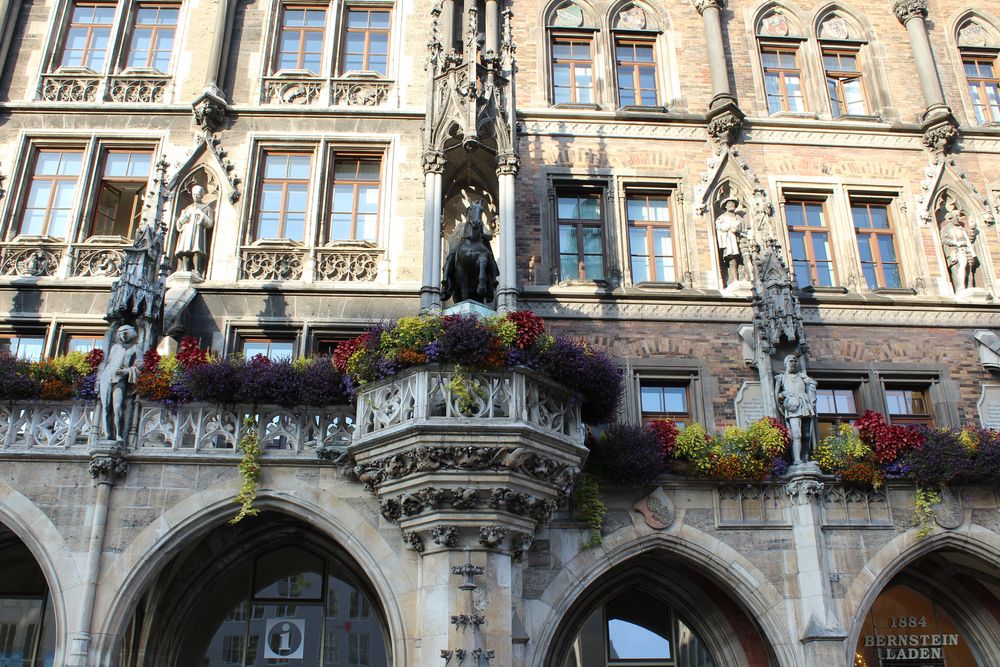 Blumenschmuck am Rathaus in München