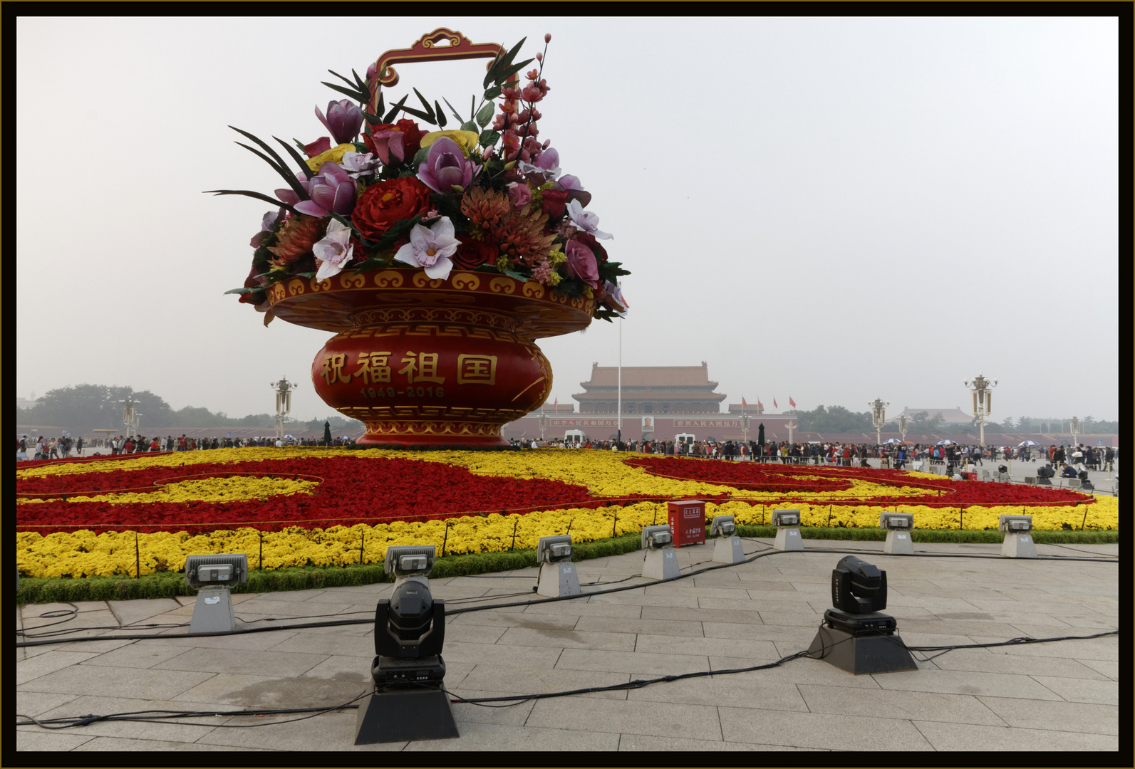 Blumenschmuck auf dem Platz des Himmlischen Friedens