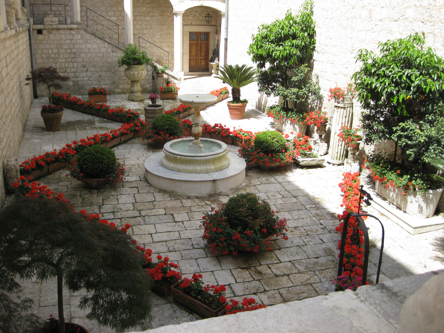 Blumenschmuck im Klosterhof