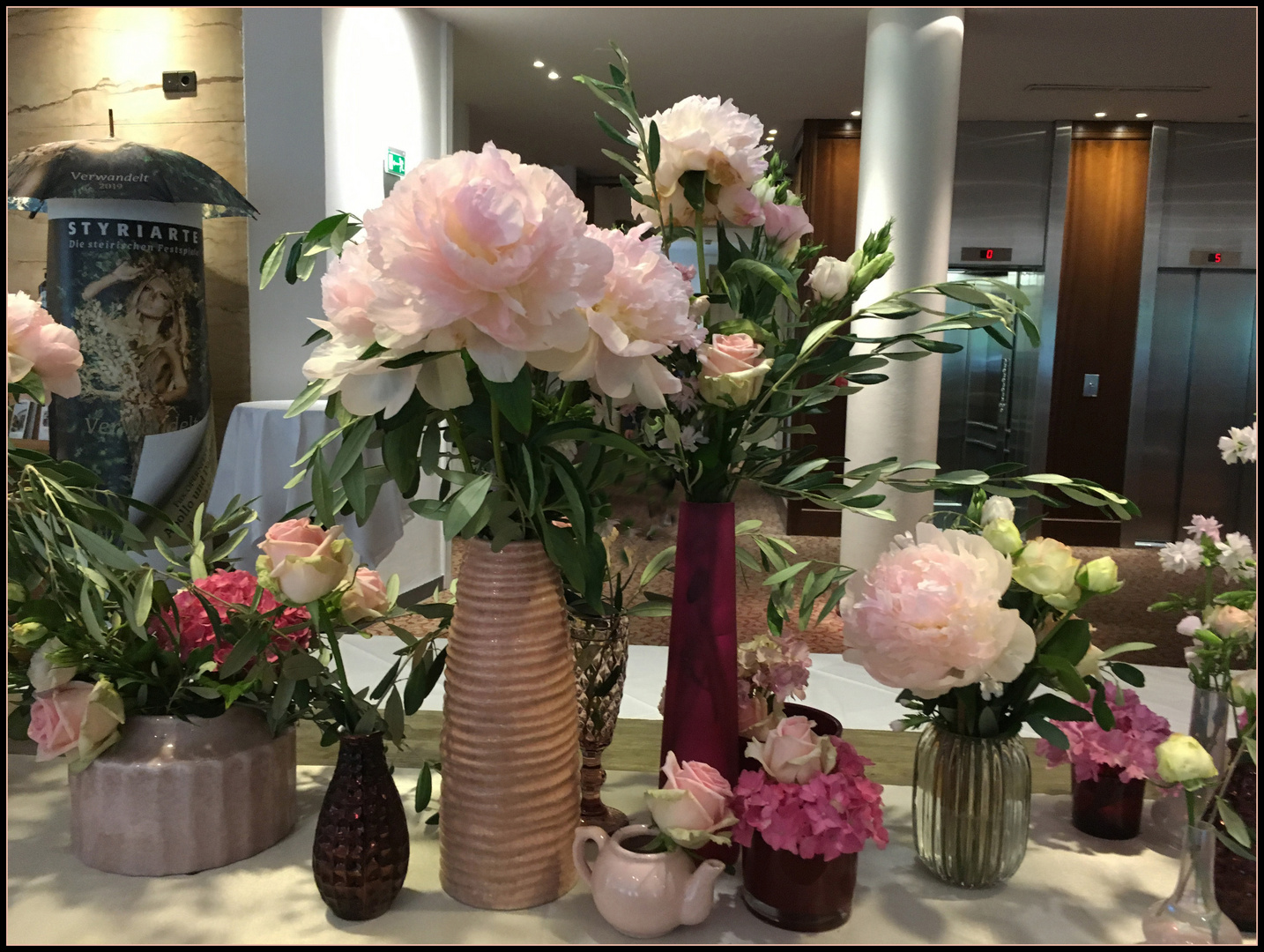 Blumenschmuck in der Hotelhalle in Graz