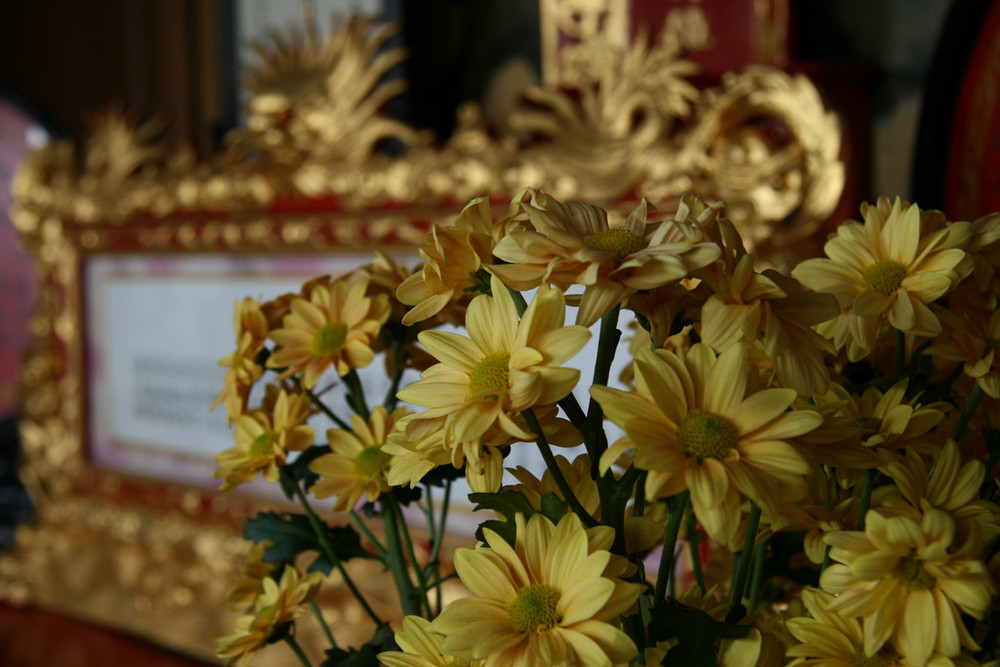 Blumenschmuck in einem Tempel in Hoi An (Vietnam)