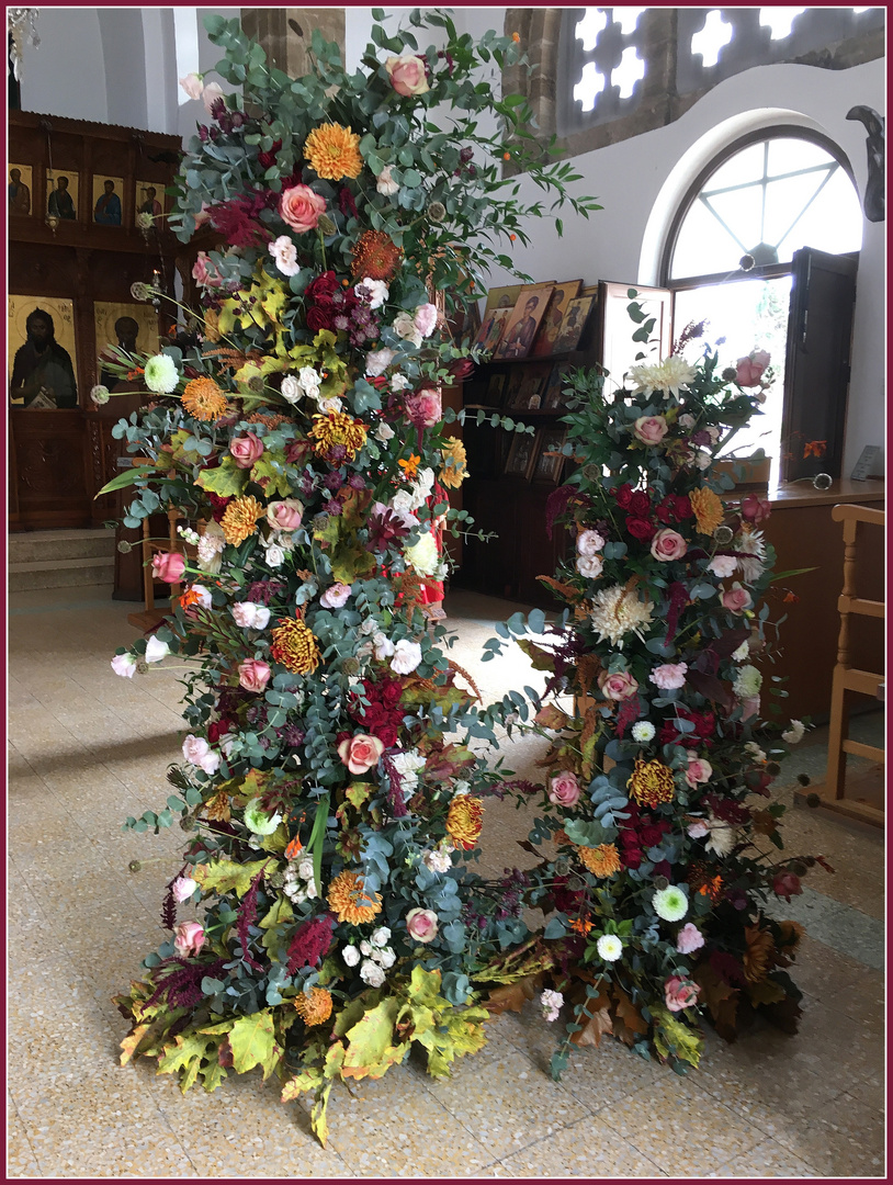 Blumenschmuck in einer koptischen Kirche auf Zypern