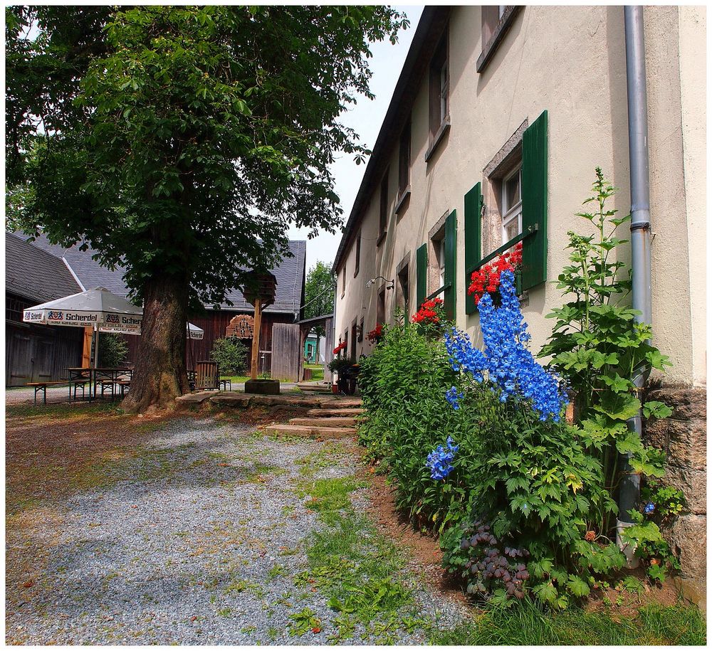 Blumenschmuck um den Wirtschaftshof