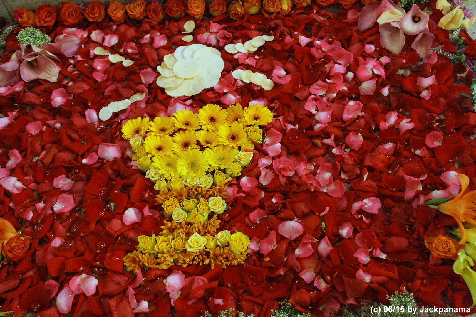 Blumenschmuck vor dem Altar / Fronleichnam 2 0 1 5