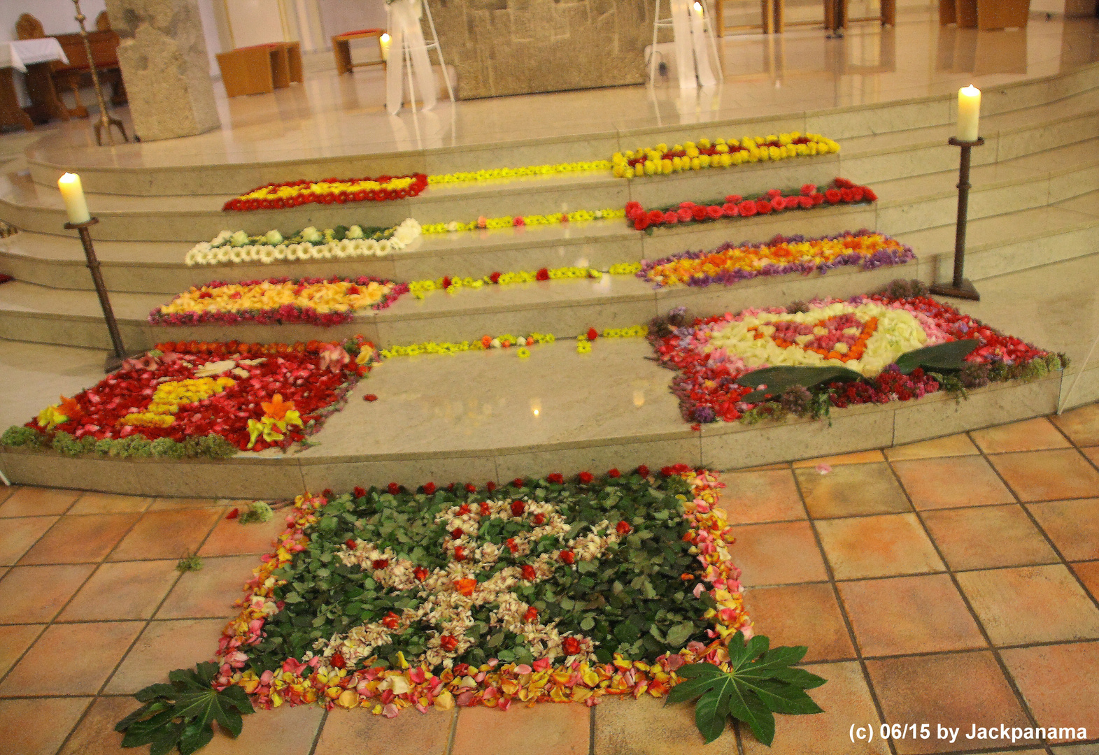 Blumenschmuck vor dem Altar / Fronleichnam 2 0 1 5