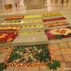 Blumenschmuck vor dem Altar / Fronleichnam 2 0 1 5