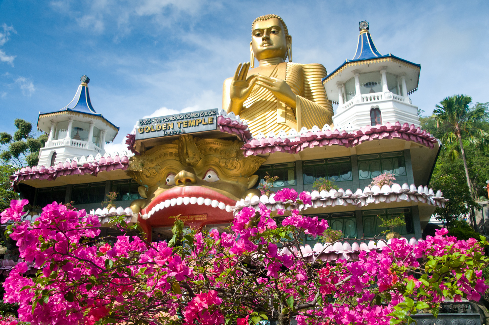 Blumenschmuck vor dem Goldenen Tempel in Dambulla.