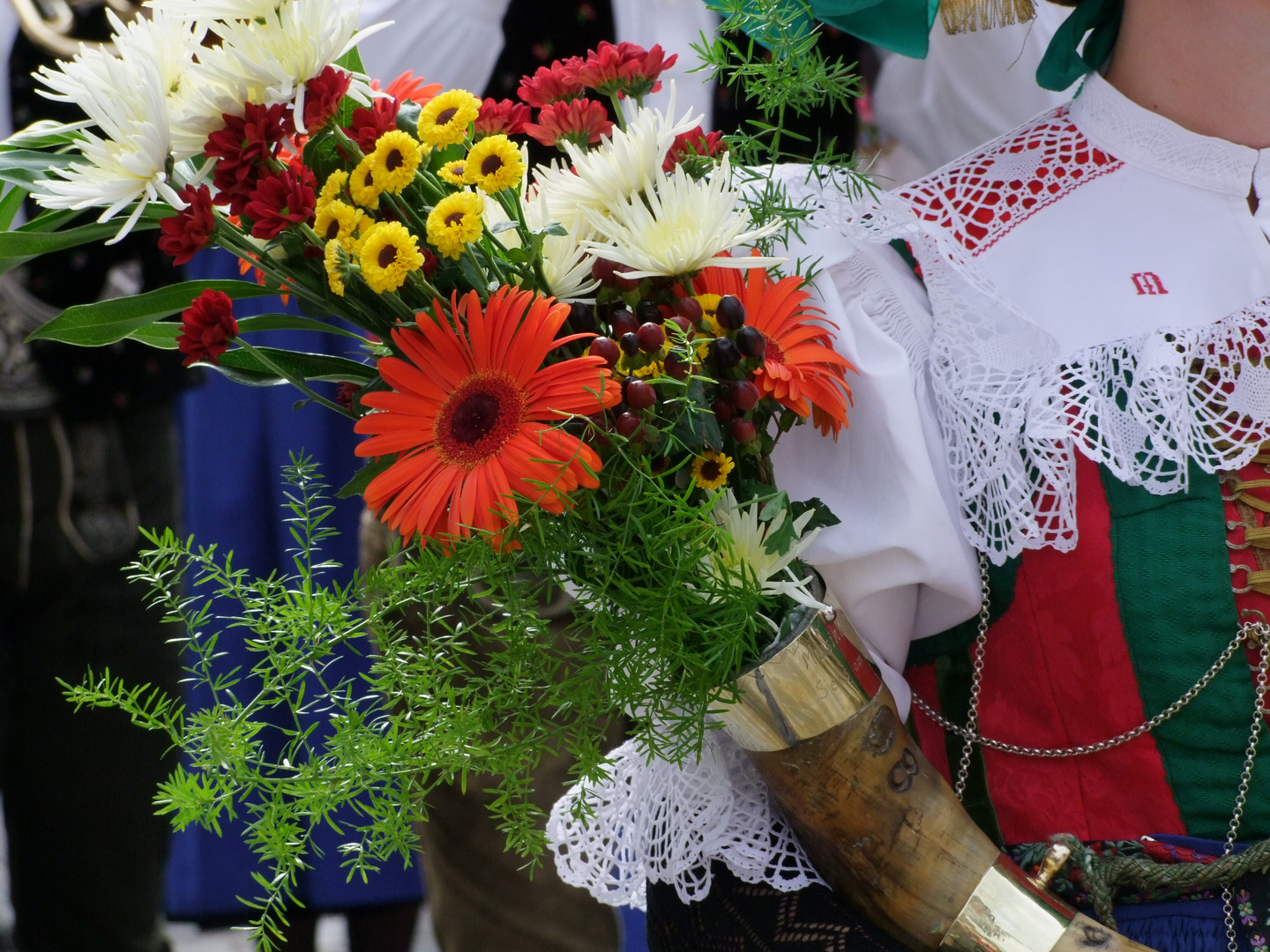 Blumenschmuck zur Seiser - Tracht