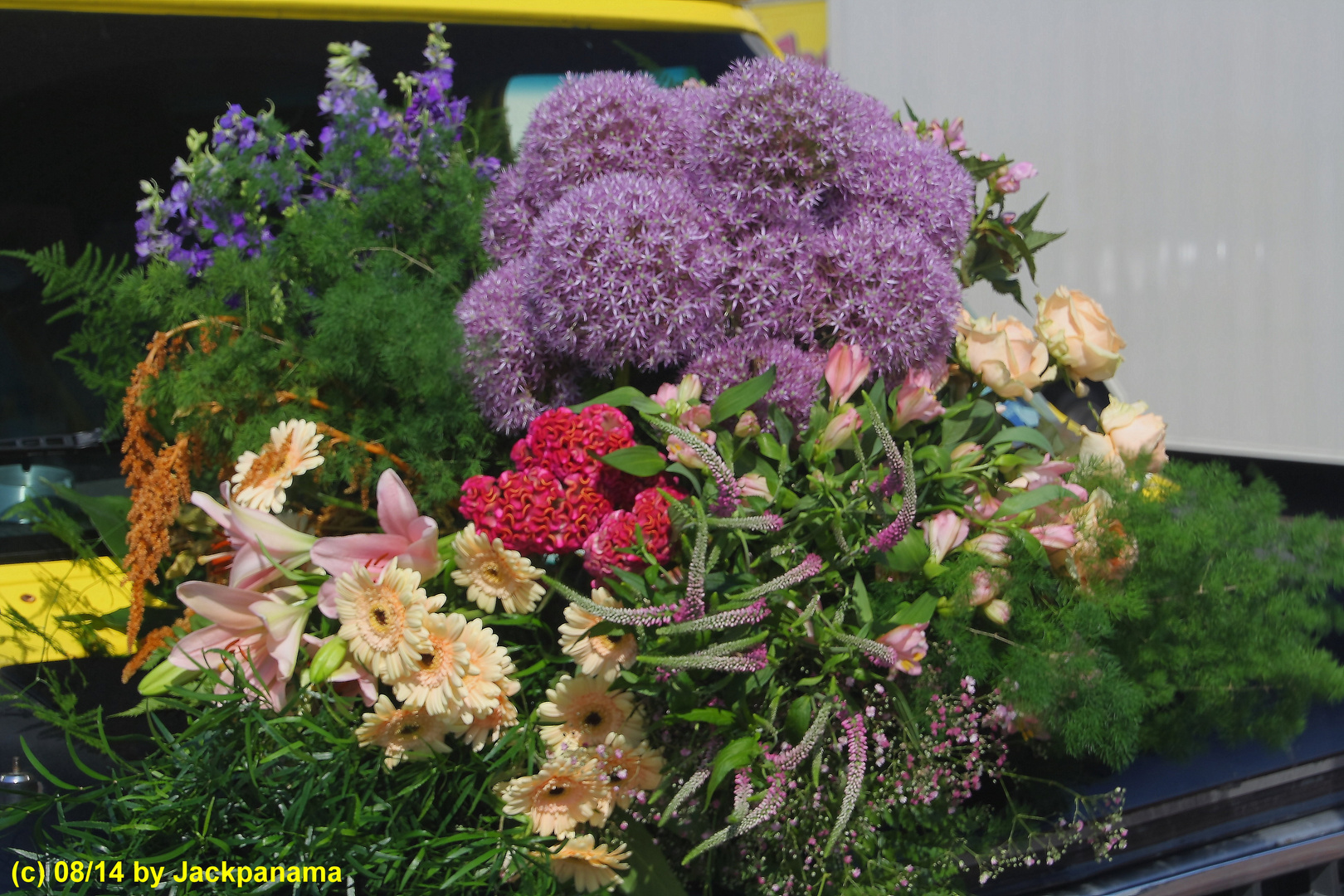 Blumenstrauß auf einem Wagen zum bevorstehenden Blumenkorso in Noordwijk