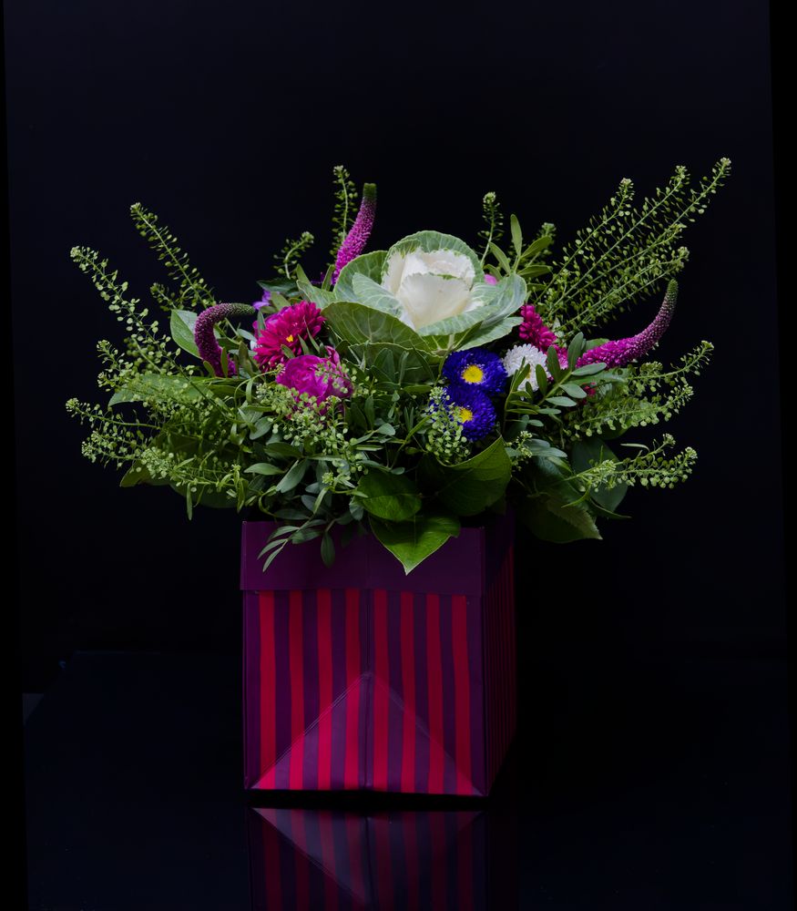 Blumenstrauß mit schwarzem Hintergrund