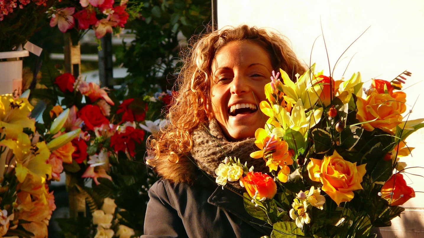 Blumenverkäuferin in Norditalien - Markt in einer Kleinstadt