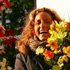 Blumenverkäuferin in Norditalien - Markt in einer Kleinstadt