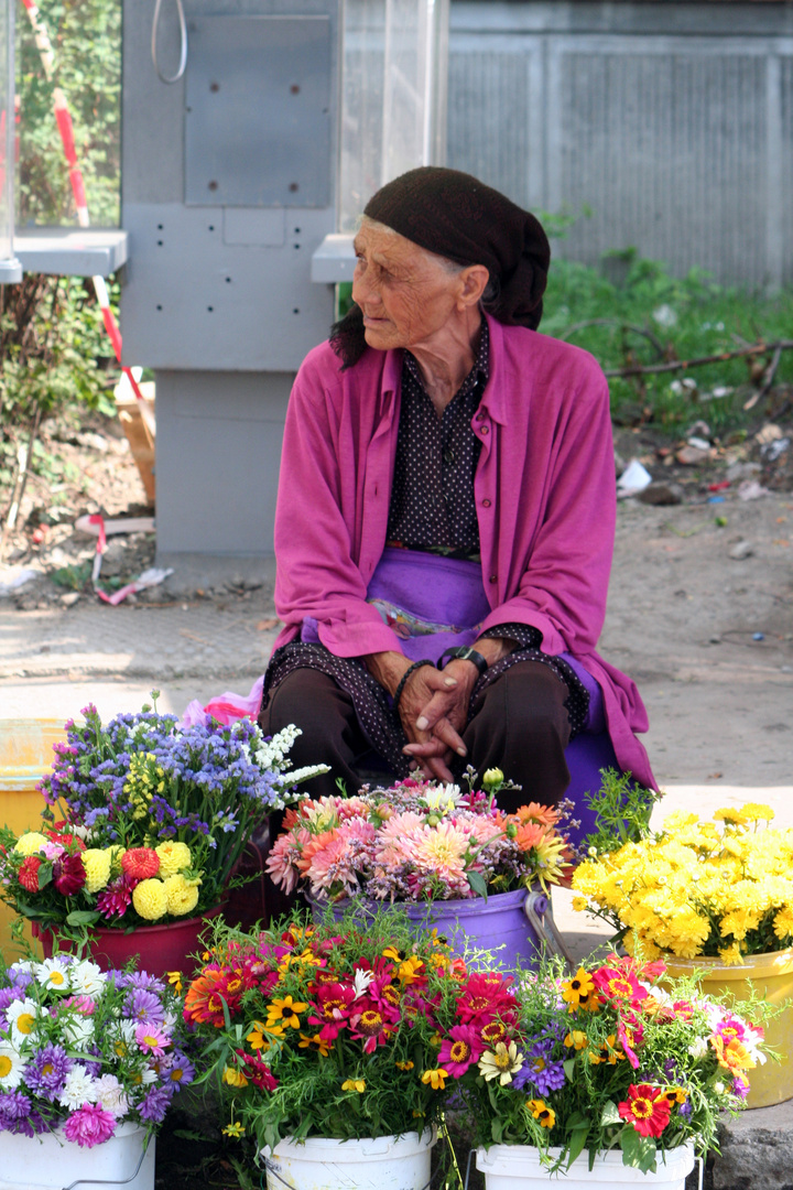 Blumenverkäuferin in Rumänien