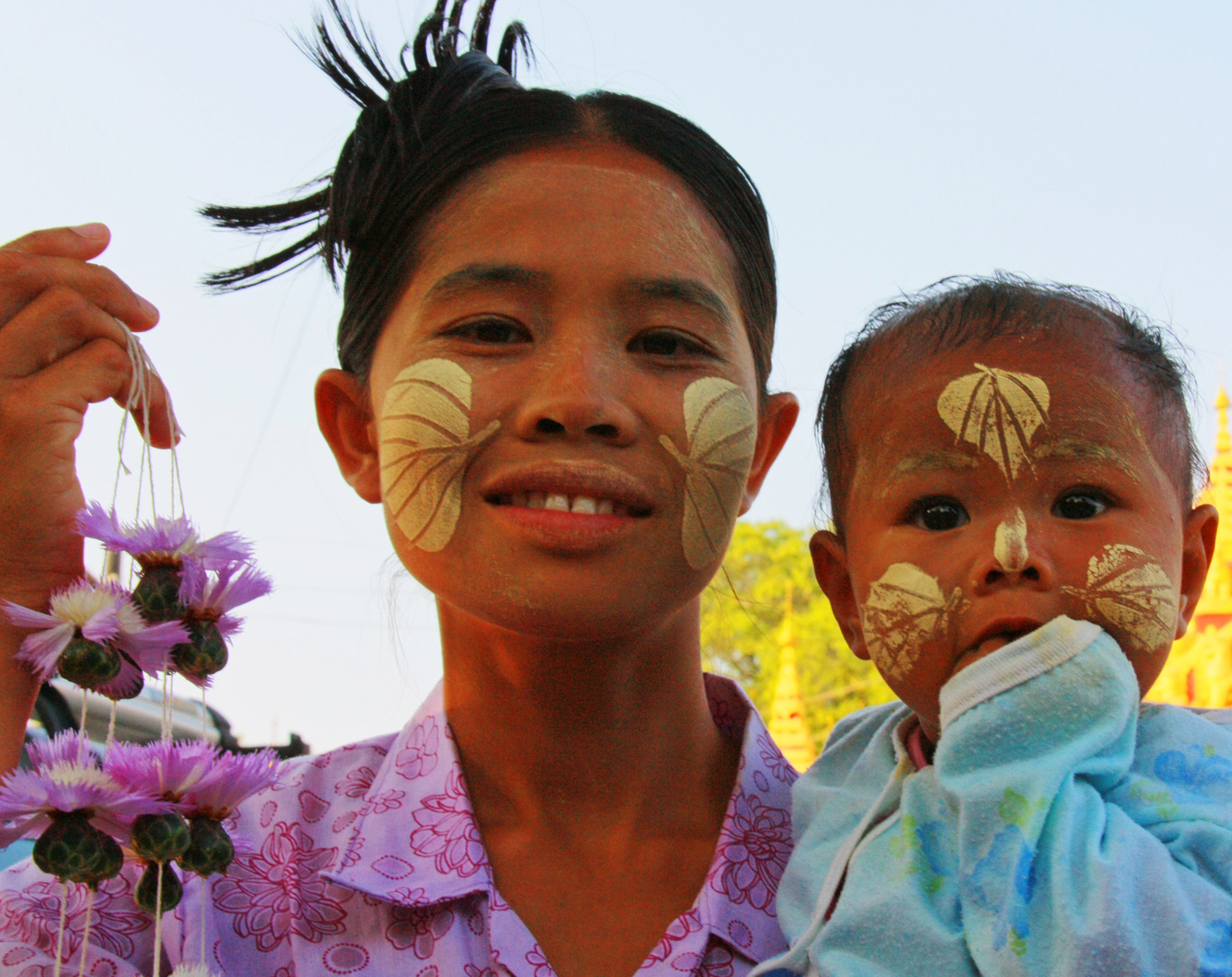 Blumenverkäuferin vor Tempel in Mandalay