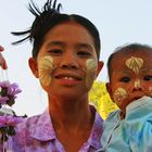 Blumenverkäuferin vor Tempel in Mandalay