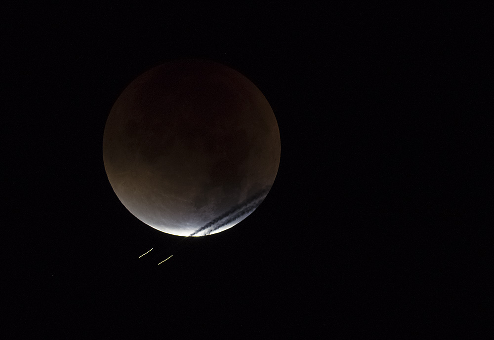 Blutmond 28.9.2015 (mit Flugzeugabgasen)