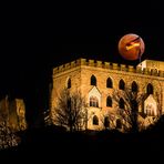 Blutmond hinter dem Hambacher Schloss