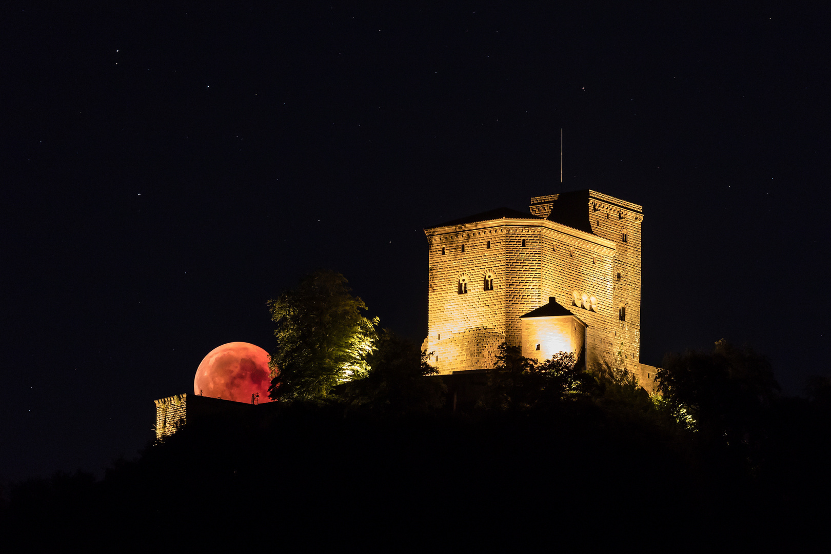 Blutmond hinter der Burg