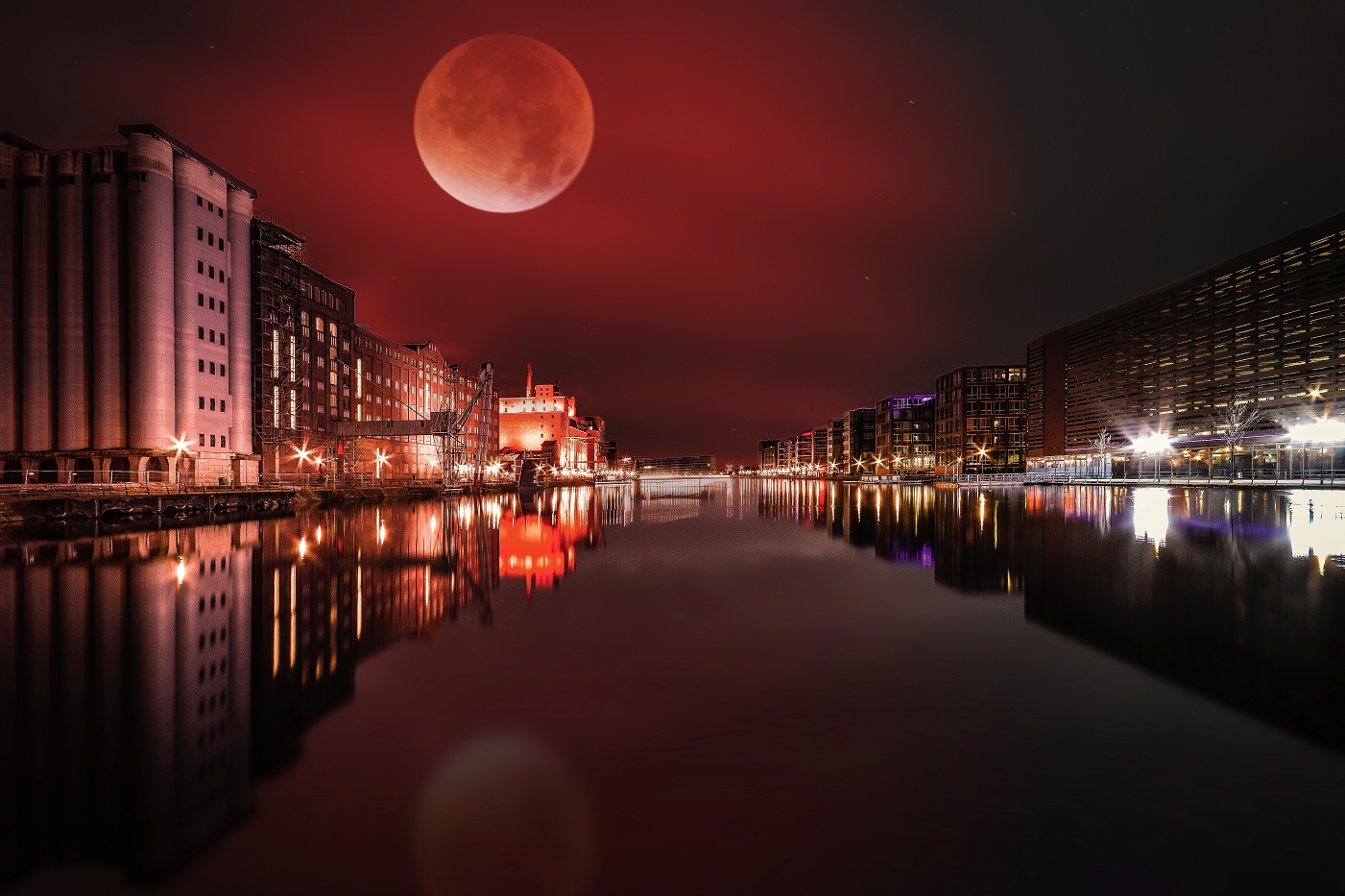 Blutmond Innenhafen Duisburg (Composing)