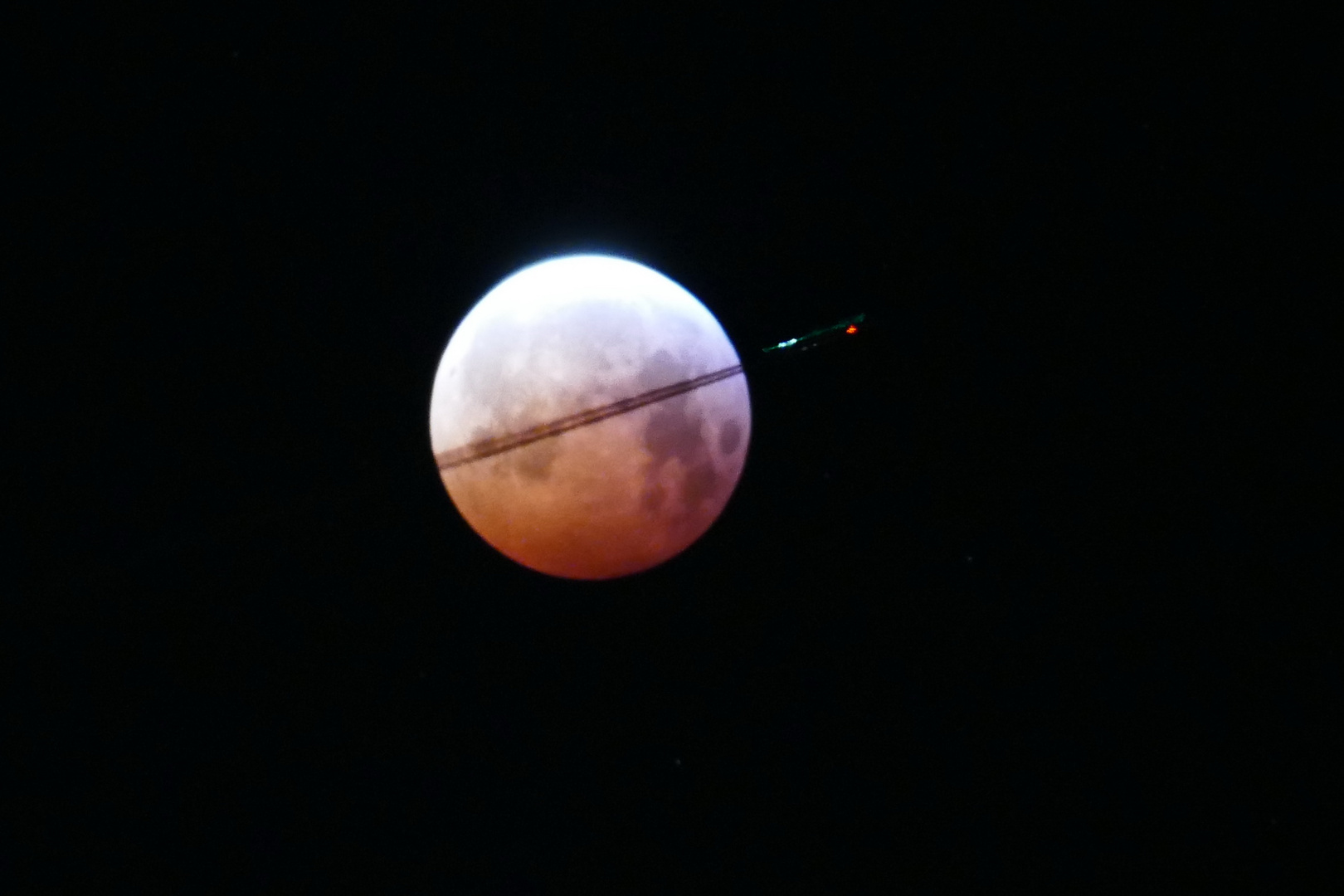 Blutmond mit Flieger