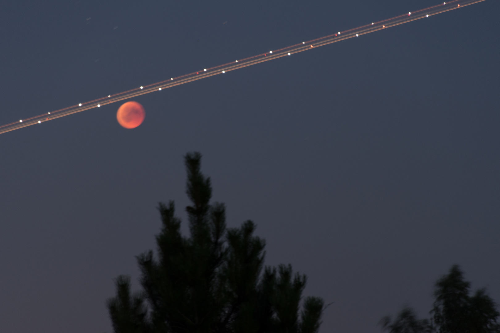 Blutmond mit Flugzeug