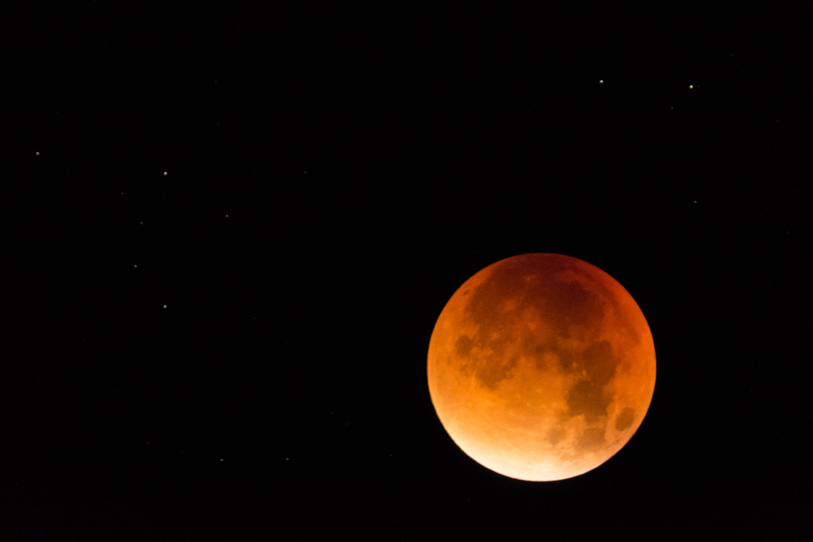 Blutmond mit Sternen