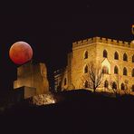 Blutmond neben dem Hambacher Schloss