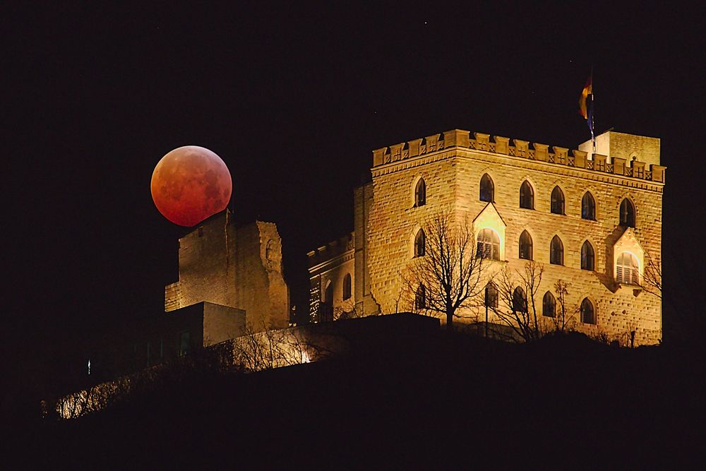 Blutmond neben dem Hambacher Schloss