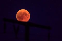 Blutmond rollt vorbei