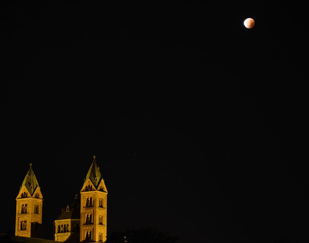 Blutmond über dem Dom zu Speyer