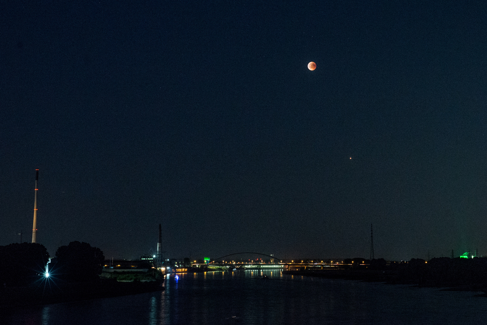 Blutmond über dem Rhein