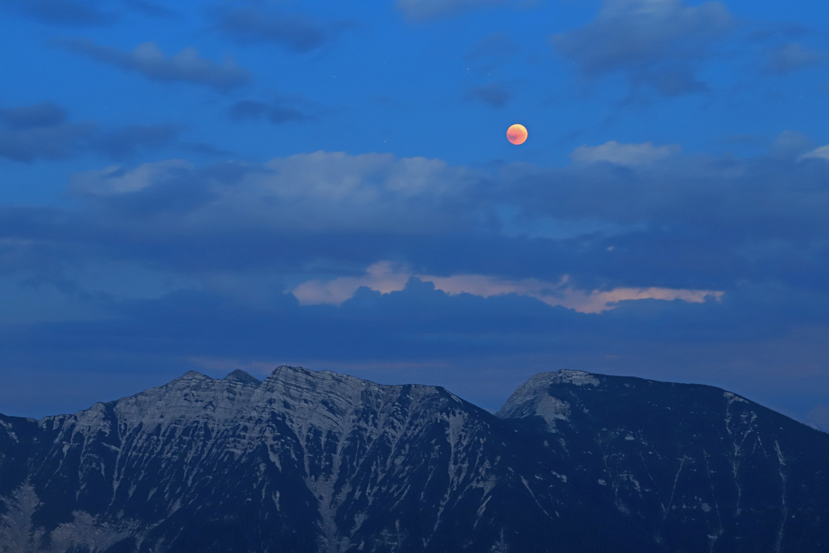 Blutmond über den Bergen