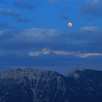 Blutmond über den Bergen