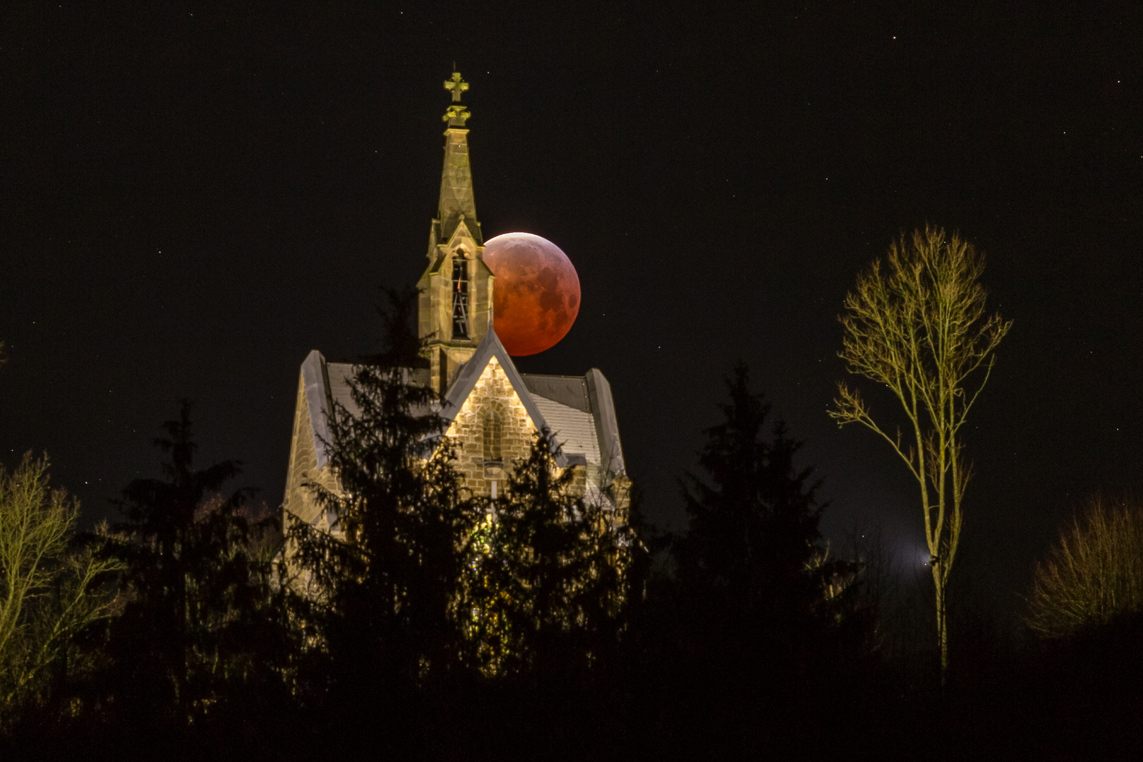 Blutmond über der Kreuzbergkapelle