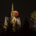 Blutmond über der Kreuzbergkapelle