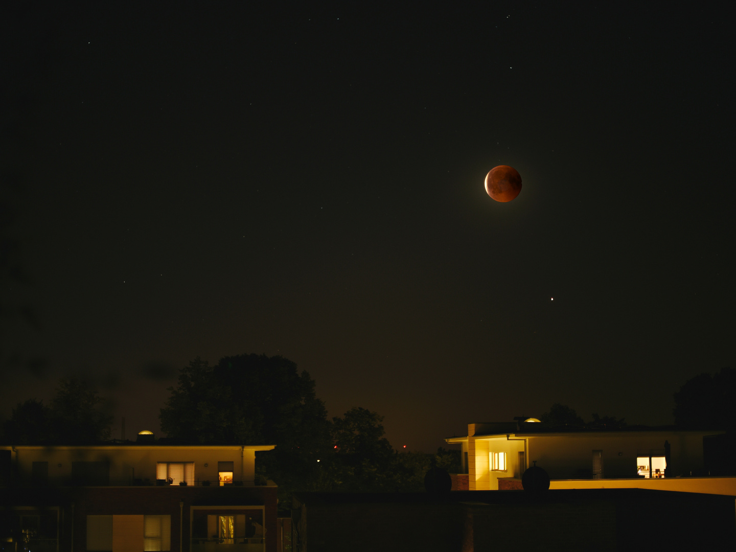 Blutmond über der Stadt