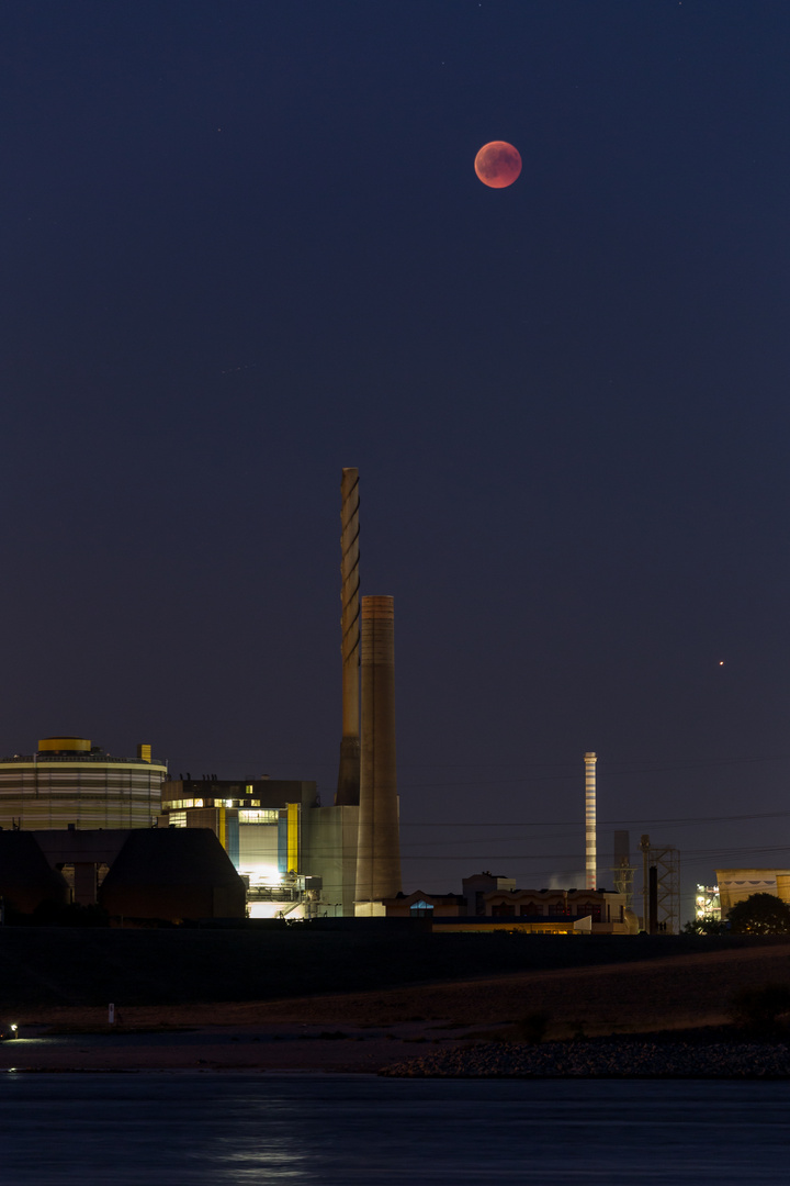 "Blutmond" über Duisburg