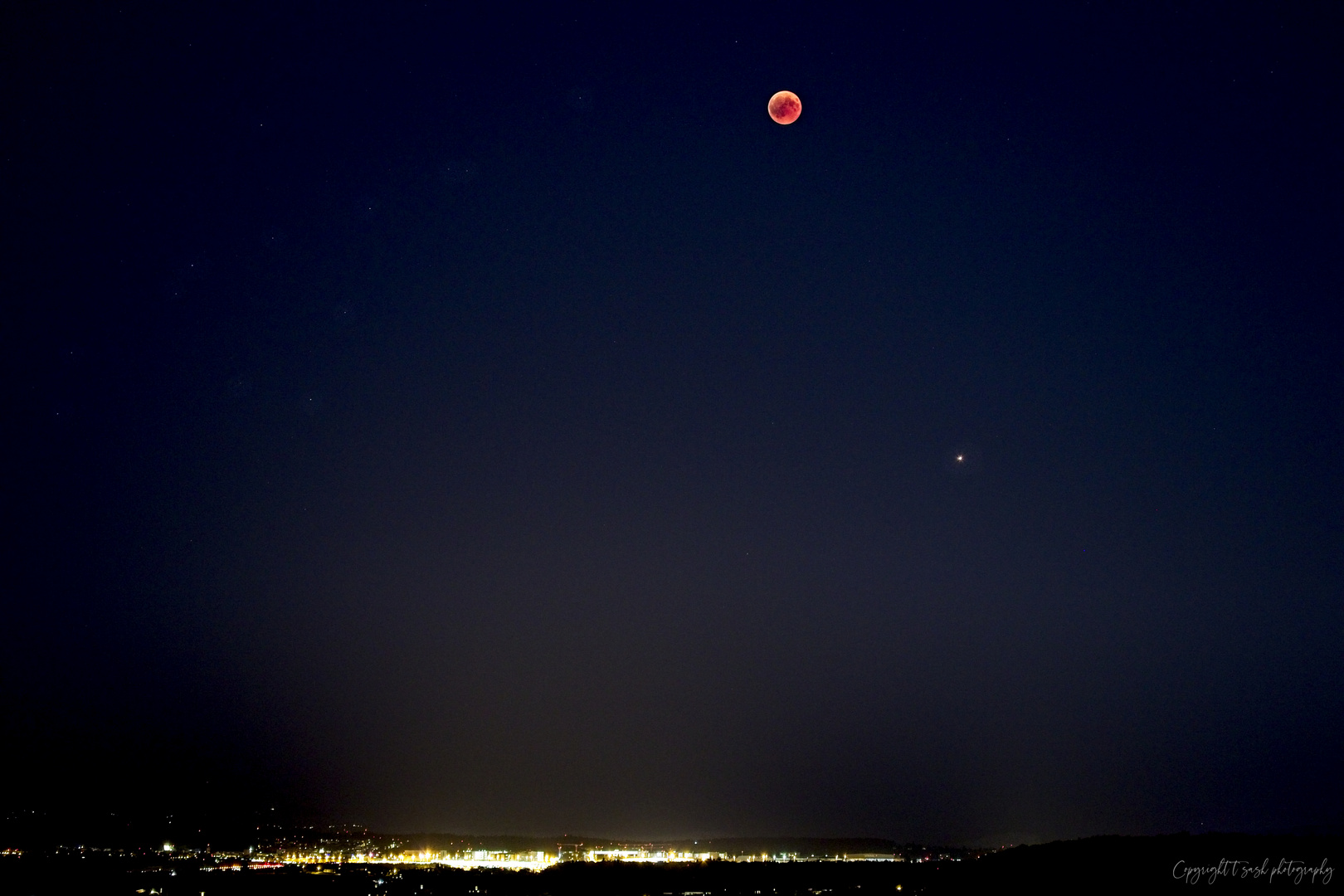 Blutmond über Flughafen