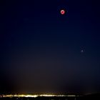 Blutmond über Flughafen