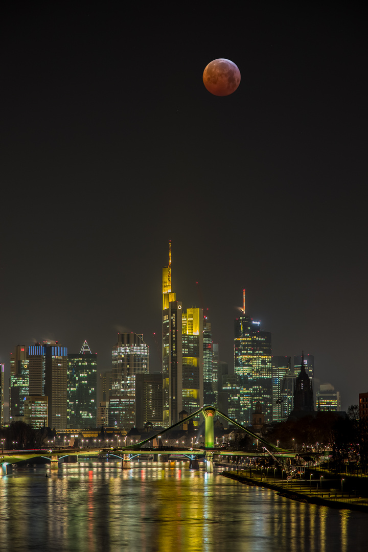 Blutmond über Frankfurt