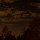 Blutmond über Friedhof