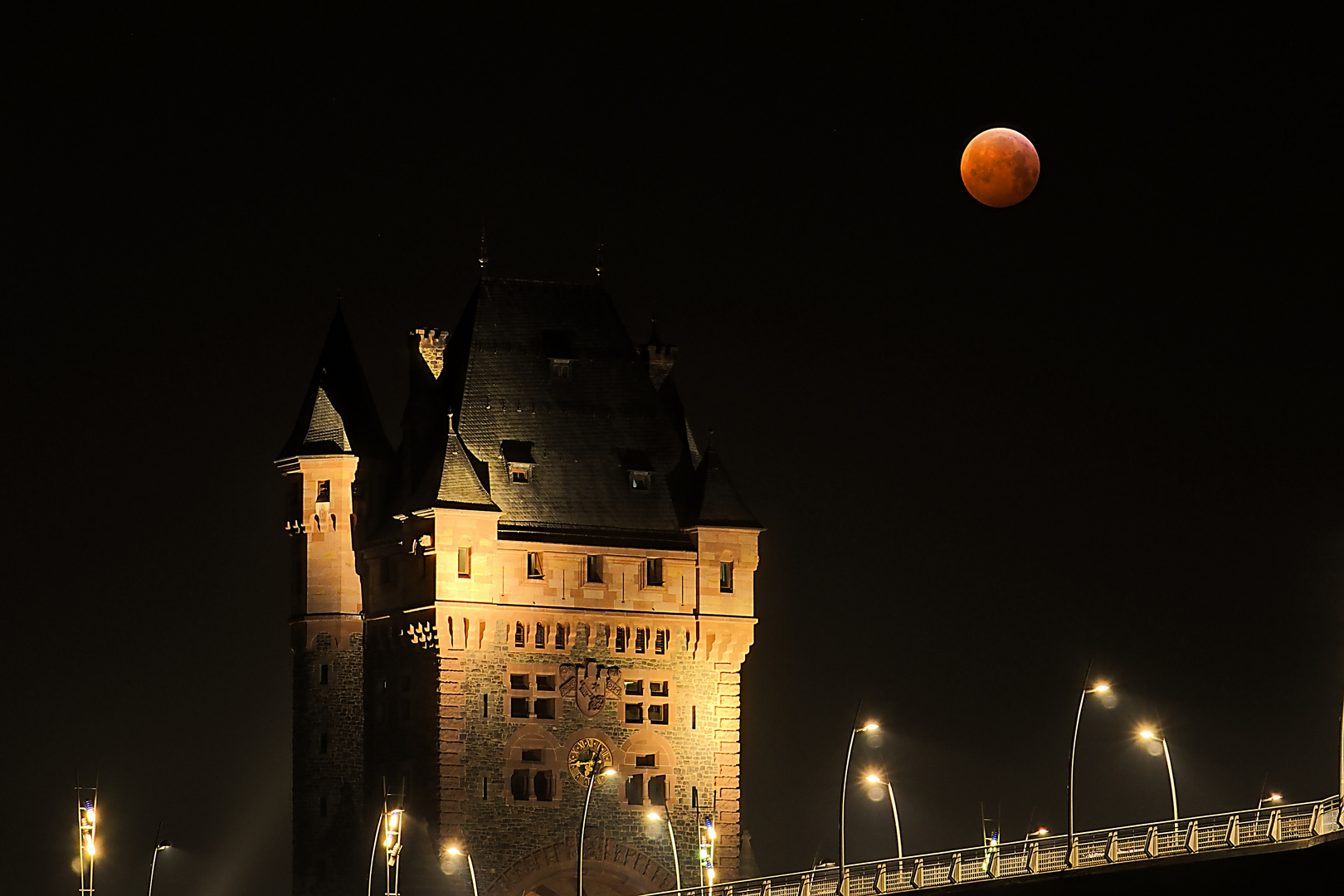 Blutmond über Nibelungenturm