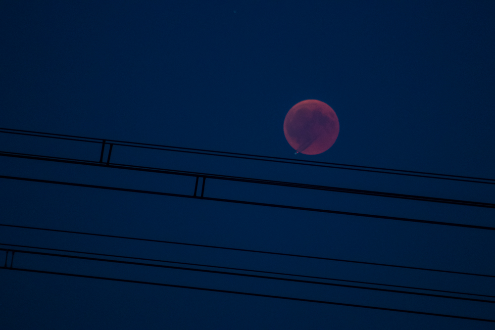 Blutmond und Hochspannungsleitungen