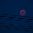 Blutmond und Hochspannungsleitungen