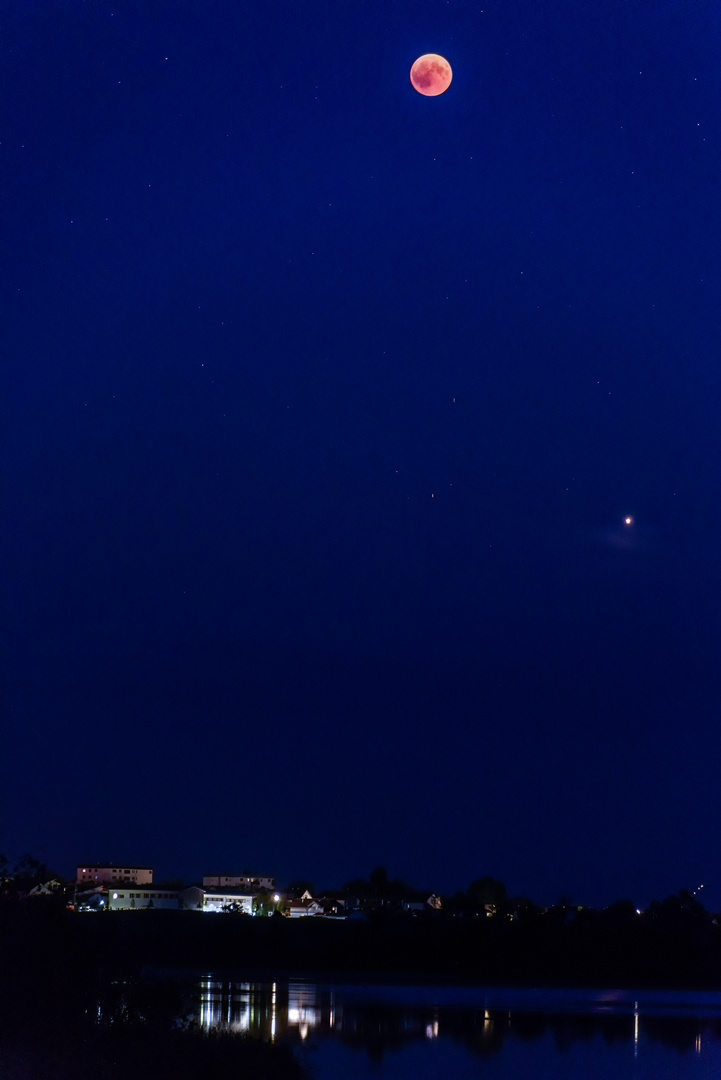 Blutmond und Mars über dem Egglburger See, Bayern