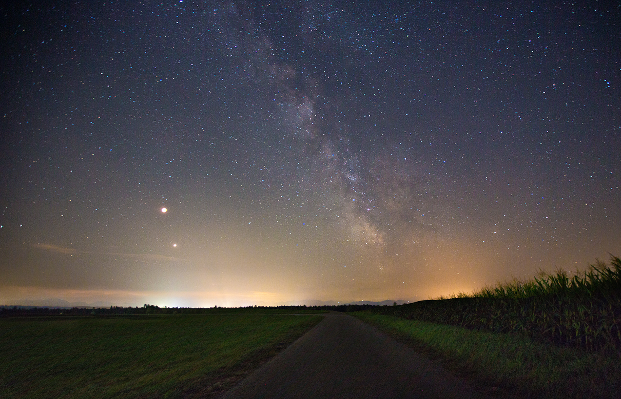 Blutmond und Mars unter der Milchstraße